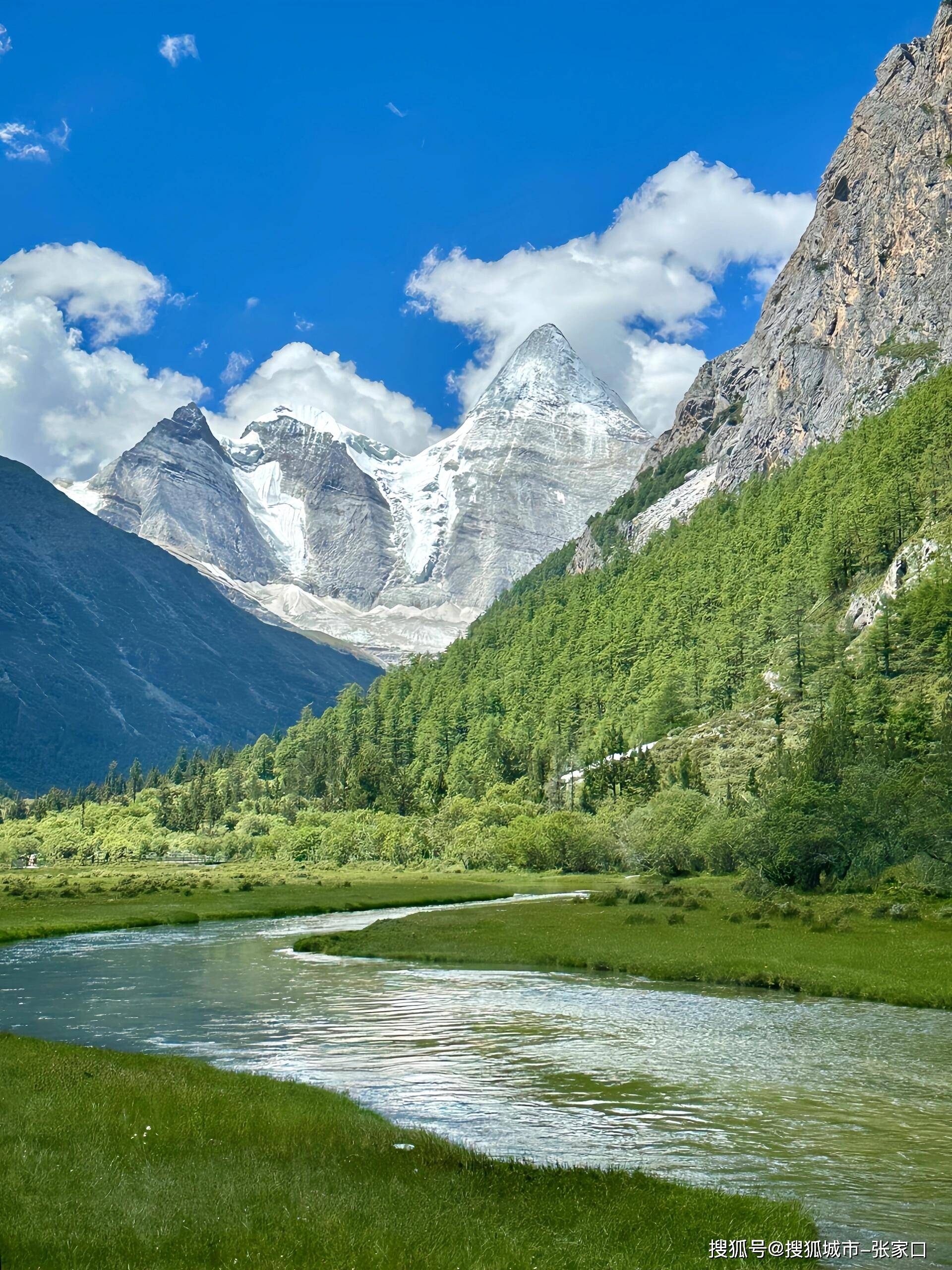 稻城亚丁风景区/稻城亚丁风景区是什么山-第2张图片