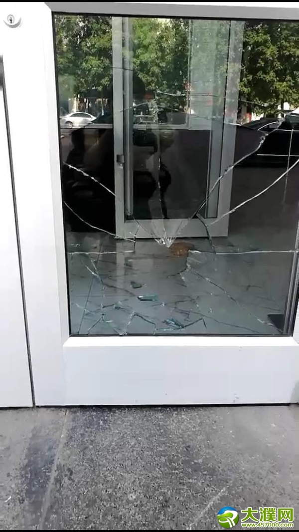 【砸酒店的是哪个军,砸酒店视频】-第1张图片